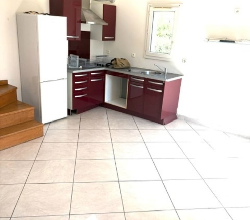 Vente Maison Bouches-du-Rhône Eyguieres - 13430 - Photos Vivastreet Coquette petite maison R+1 avec jardin