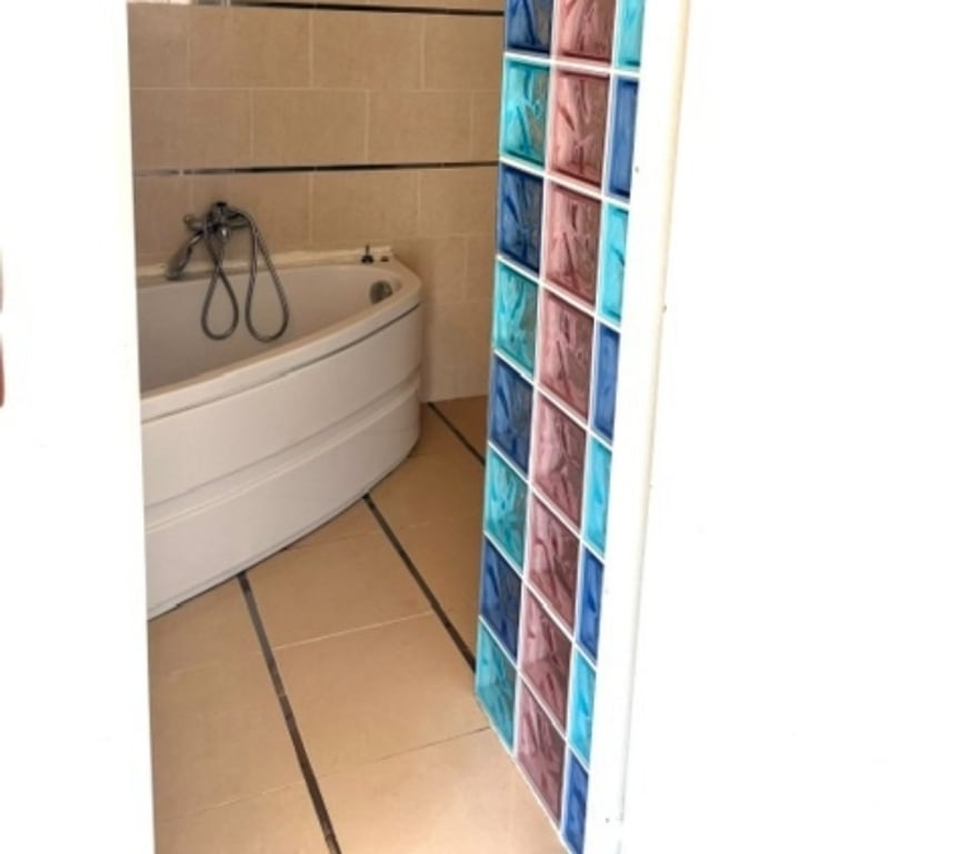 Vente Maison Bouches-du-Rhône Eyguieres - 13430 - Photos Vivastreet Coquette petite maison R+1 avec jardin