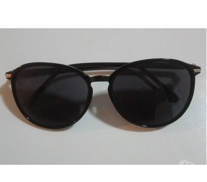 Accessoires - Bagagerie La Courneuve Seine-Saint-Denis - Photos Vivastreet Lunette de soleil noire