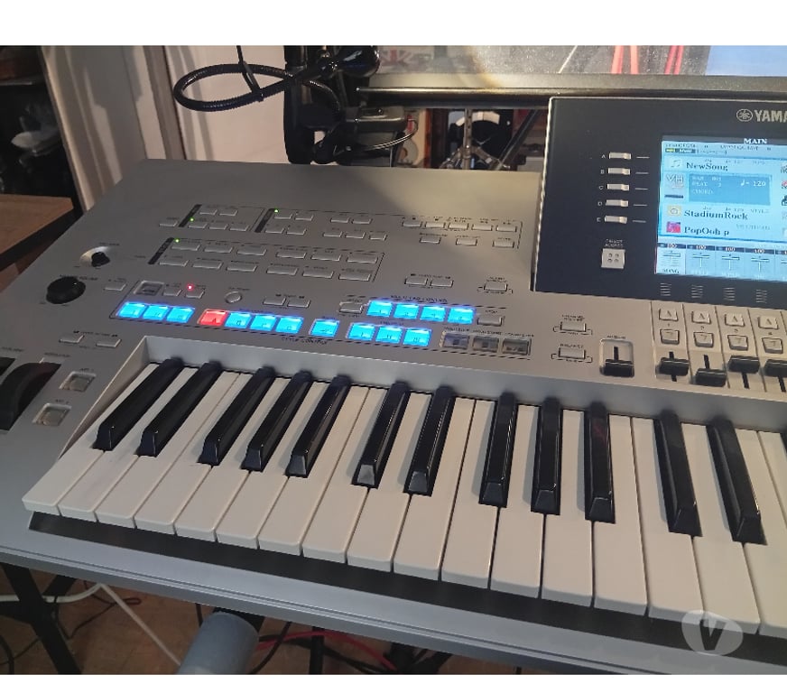 Instruments de musique Moselle Metz - Photos Vivastreet vends clavier professionel Yamaha Tyros 4