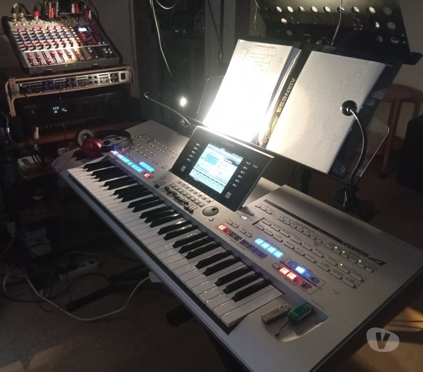 Instruments de musique Moselle Metz - Photos Vivastreet vends clavier professionel Yamaha Tyros 4