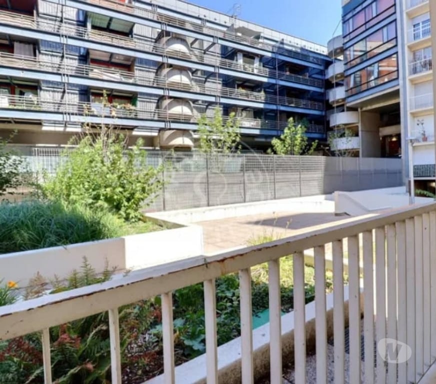 Appartements à vendre Paris Paris 20ème ardt - 75020 - Photos Vivastreet À vendre Studio lumineux 16m² avec Balcon, Paris 20ème