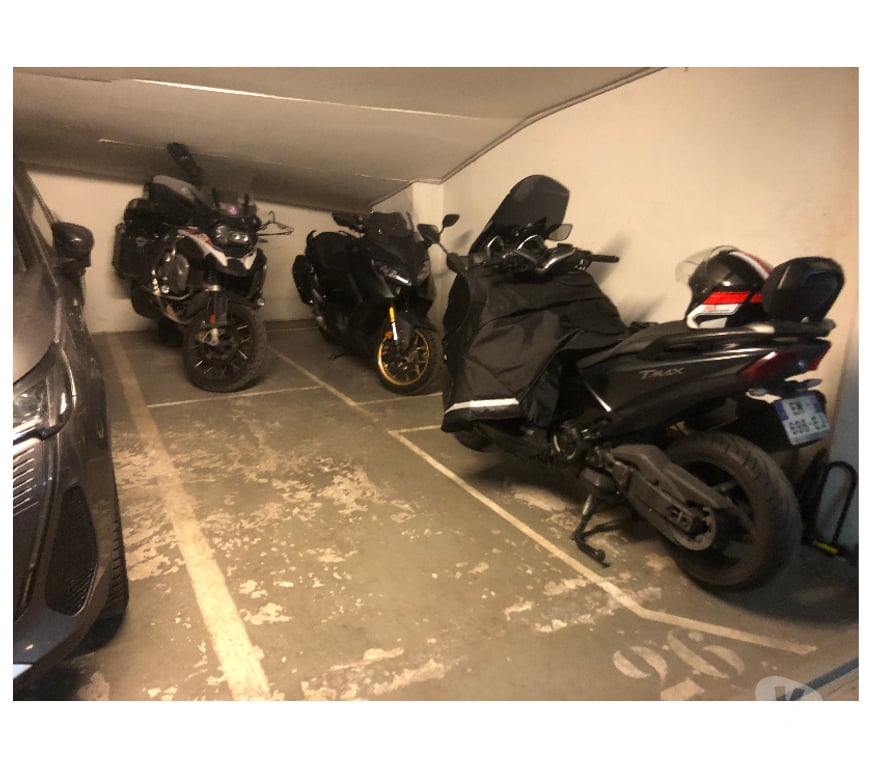 Parkings - Garages Paris Paris 17ème ardt - 75017 - Photos Vivastreet EMPLACEMENT MOTO SCOOTER DANS BOX PARIS 17 TERNES-MAILLOT