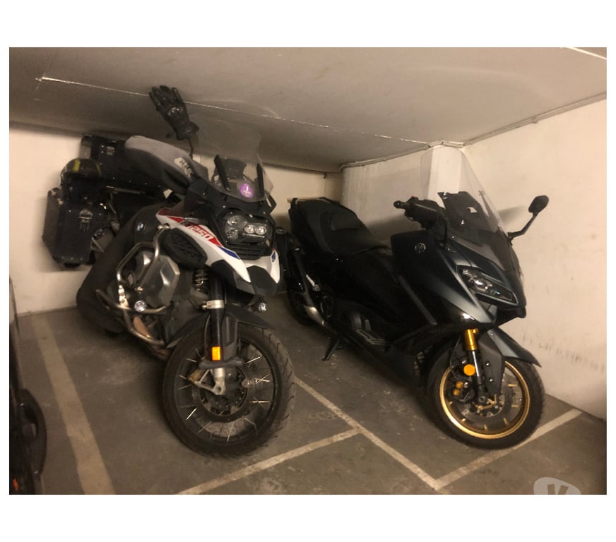 Parkings - Garages Paris Paris 17ème ardt - 75017 - Photos Vivastreet EMPLACEMENT MOTO SCOOTER DANS BOX PARIS 17 TERNES-MAILLOT