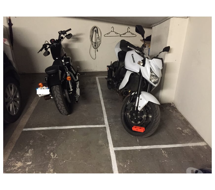 Parkings - Garages Paris Paris 17ème ardt - 75017 - Photos Vivastreet EMPLACEMENT MOTO SCOOTER DANS BOX PARIS 17 TERNES-MAILLOT