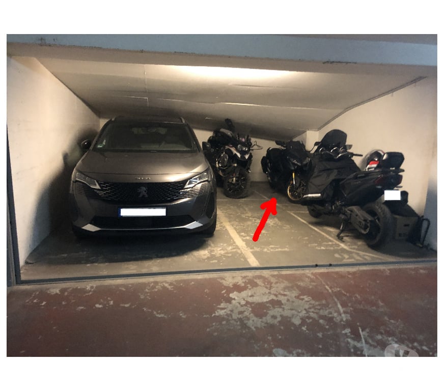 Parkings - Garages Paris Paris 17ème ardt - 75017 - Photos Vivastreet EMPLACEMENT MOTO SCOOTER DANS BOX PARIS 17 TERNES-MAILLOT
