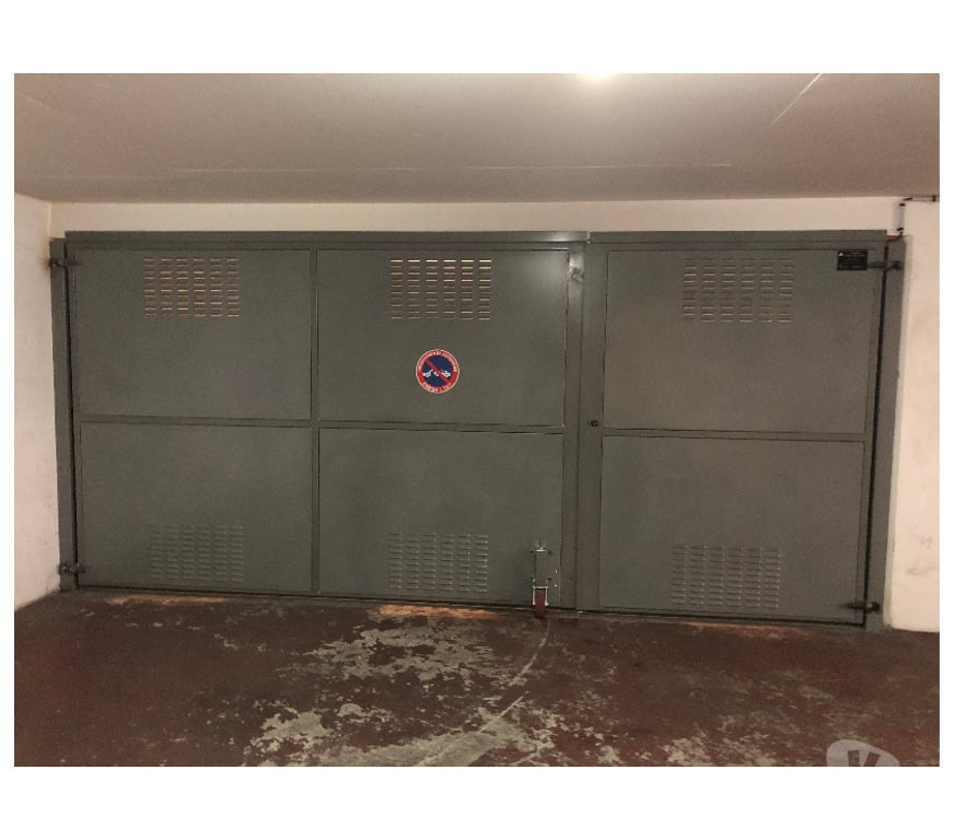 Parkings - Garages Paris Paris 17ème ardt - 75017 - Photos Vivastreet EMPLACEMENT MOTO SCOOTER DANS BOX PARIS 17 TERNES-MAILLOT