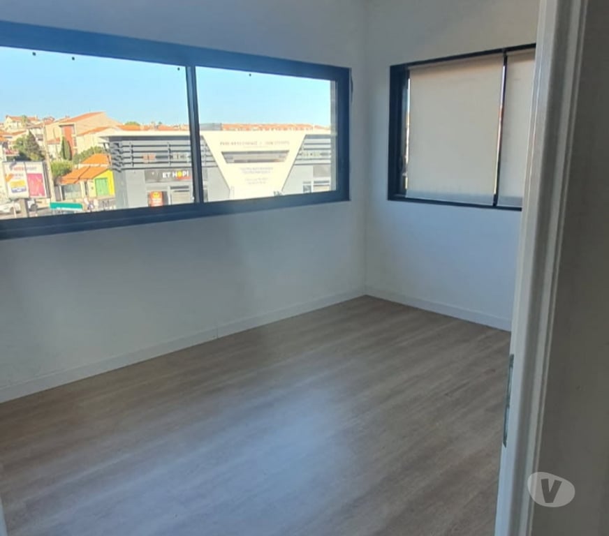 bureaux locaux Pyrénées-Orientales Perpignan - Photos Vivastreet rond point des baléares, beau local 50 m2, à louer.