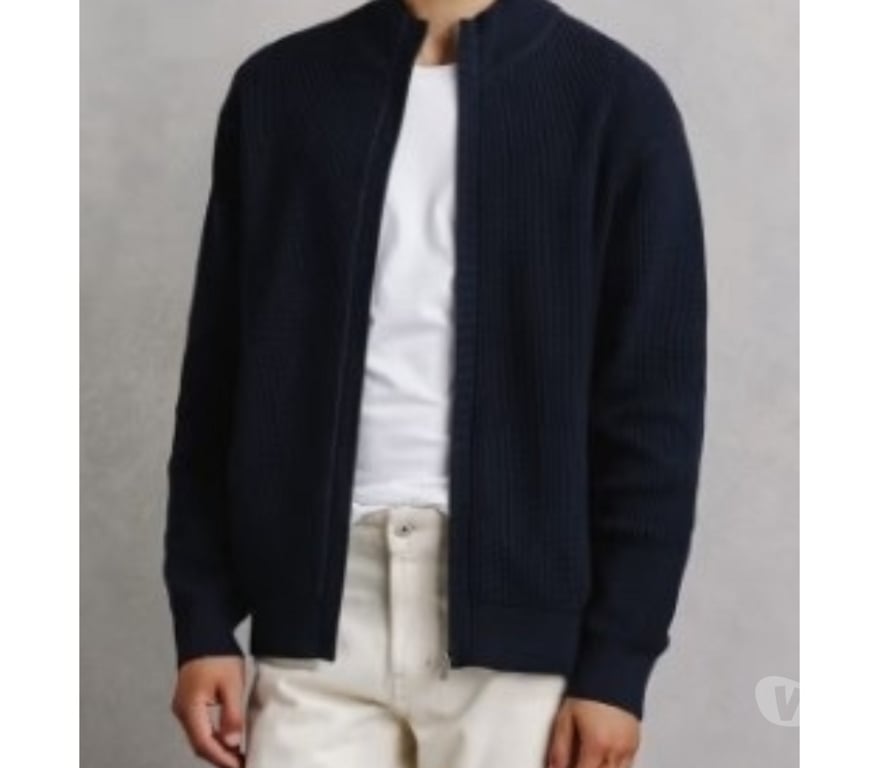 Vêtements occasion Seine-Saint-Denis La Courneuve - 93120 - Photos Vivastreet Gilet zippé col montant côtelé