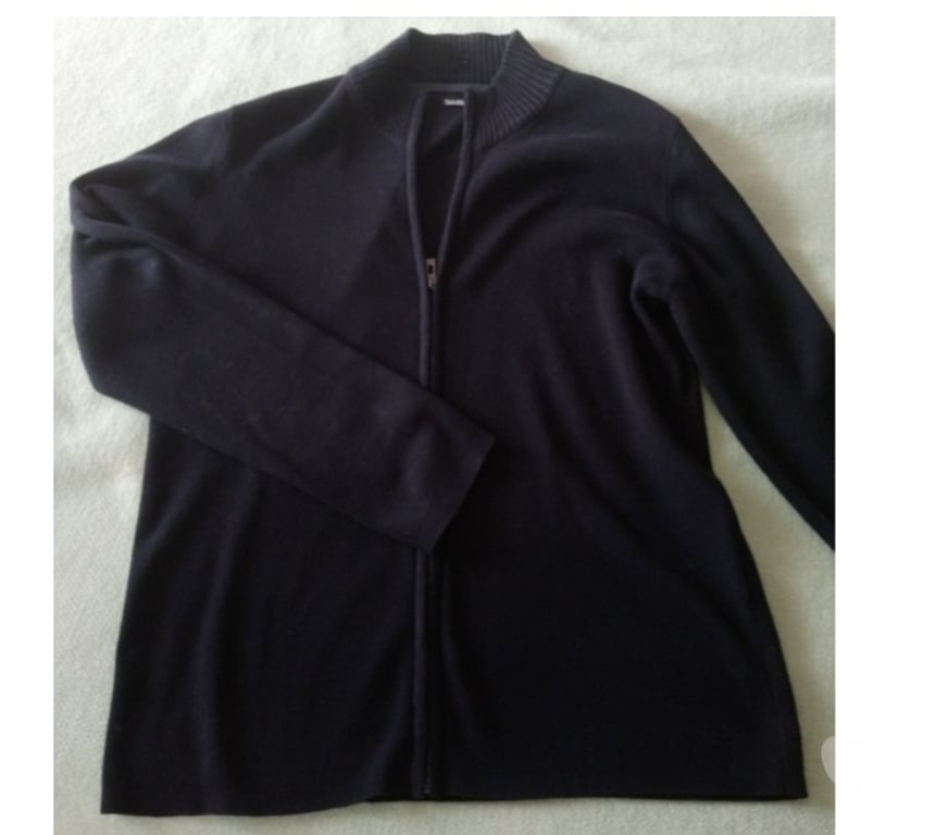 Vêtements occasion Seine-Saint-Denis La Courneuve - 93120 - Photos Vivastreet Gilet zippé col montant côtelé