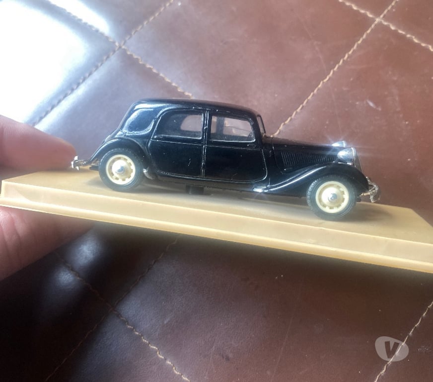 Collection Pas-de-Calais Vermelles - 62980 - Photos Vivastreet Lot voitures miniatures métal sur socle Renault 40CV 1926 &