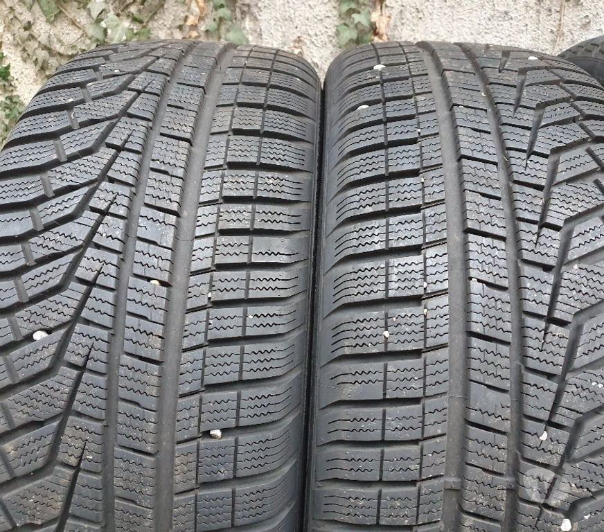 Pièces et services auto Loire St Etienne - Photos Vivastreet 2 ou 4 pneus hiver 235 50 18 101V Pirelli Hankook