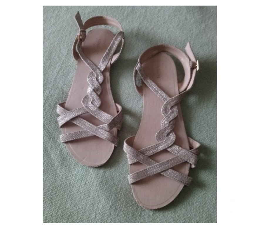 Chaussures Seine-Saint-Denis La Courneuve - 93120 - Photos Vivastreet Sandales nu-pieds