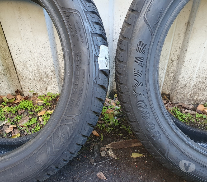 Pièces et services auto Loire St Etienne - Photos Vivastreet 2 pneus hiver 205 50 17 93V Goodyear