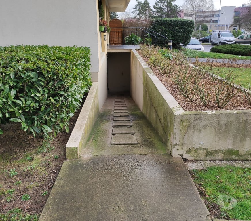 Parkings - Garages Val-de-Marne Chennevieres sur Marne - 94430 - Photos Vivastreet Location local stockage réserve 10 m² accès facile N4