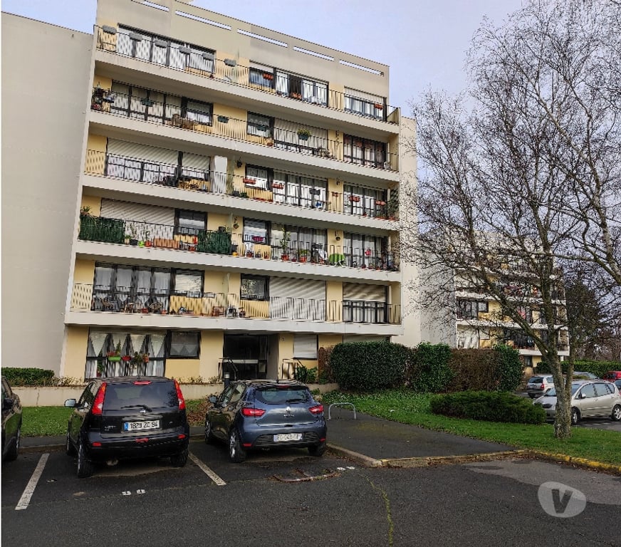 Parkings - Garages Val-de-Marne Chennevieres sur Marne - 94430 - Photos Vivastreet Location local stockage réserve 10 m² accès facile N4