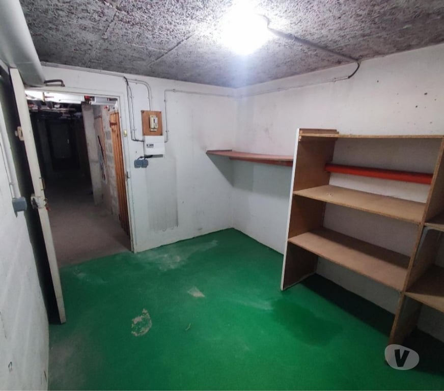 Parkings - Garages Val-de-Marne Chennevieres sur Marne - 94430 - Photos Vivastreet Location local stockage réserve 10 m² accès facile N4
