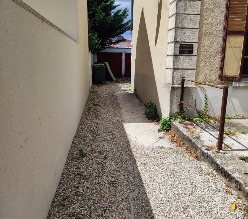 Parkings - Garages Essonne Ste Genevieve des Bois - 91700 - Photos Vivastreet Sainte Gennevières des Bois : espace de stockage de 47 m²