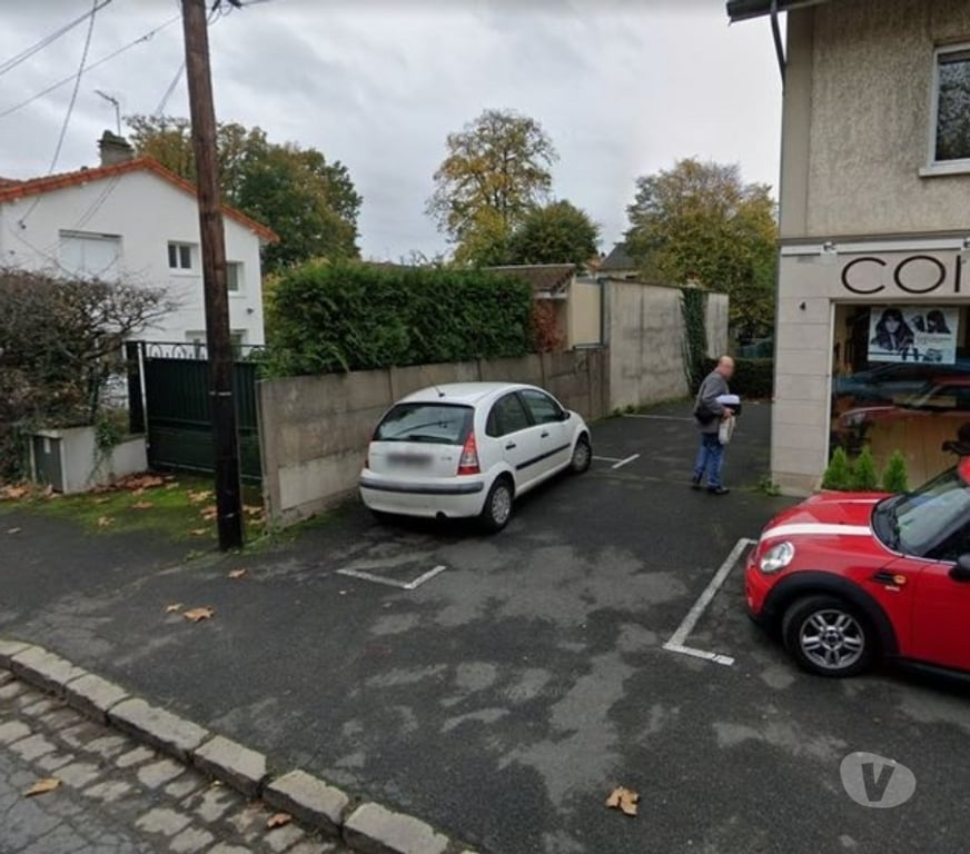 Parkings - Garages Essonne Ste Genevieve des Bois - 91700 - Photos Vivastreet Grande place de parking (10 mètres de long)spéciale camion