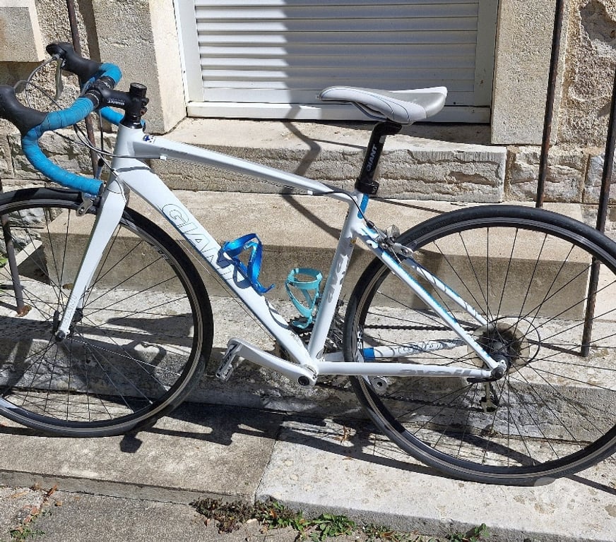 Matériel de sport Cher St Pierre les Etieux - 18210 - Photos Vivastreet Vélo de course Giant AluXX SL6000, équipé de tubes butted