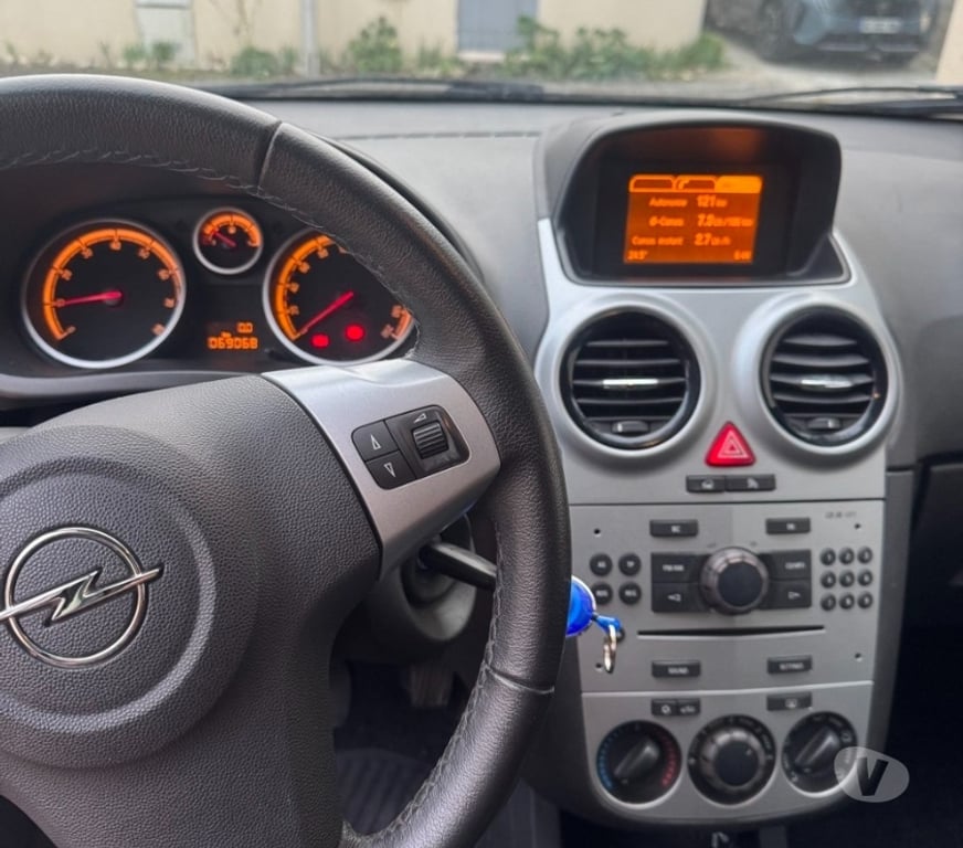Voiture d'occasion Charente-Maritime Villedoux - 17230 - Photos Vivastreet oPEL cORSA 150 EME ANNIVERSAIRE 5 PORTES 69080 KM