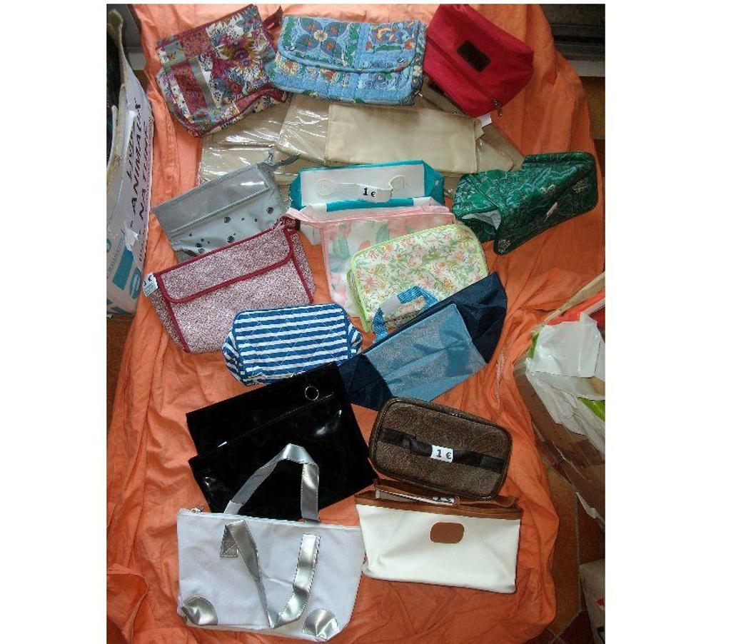 Accessoires - Bagagerie Bas-Rhin Bouxwiller - 67330 - Photos Vivastreet Trousses de TOILETTE Femme de 0,35 € à 1 €