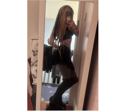 Photos for PETITE BRITISH PARTY GIRL