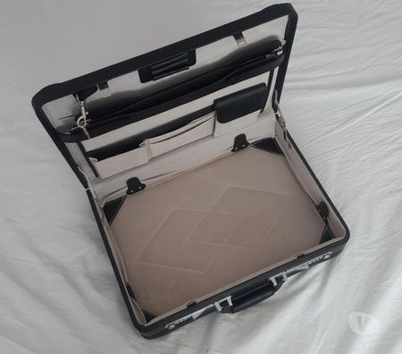 Office Furniture & Pro equipment Wokingham Ruscombe - Wokingham - Photos for Bonded leather briefcase