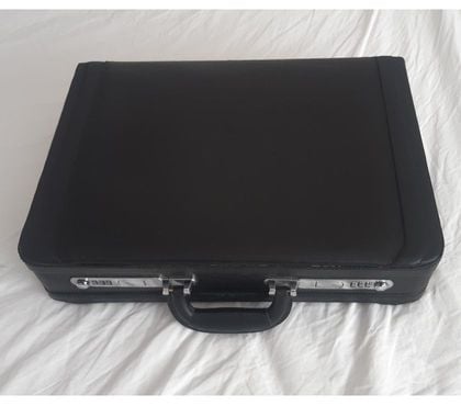 Office Furniture & Pro equipment Ruscombe Wokingham - Photos for Bonded leather briefcase