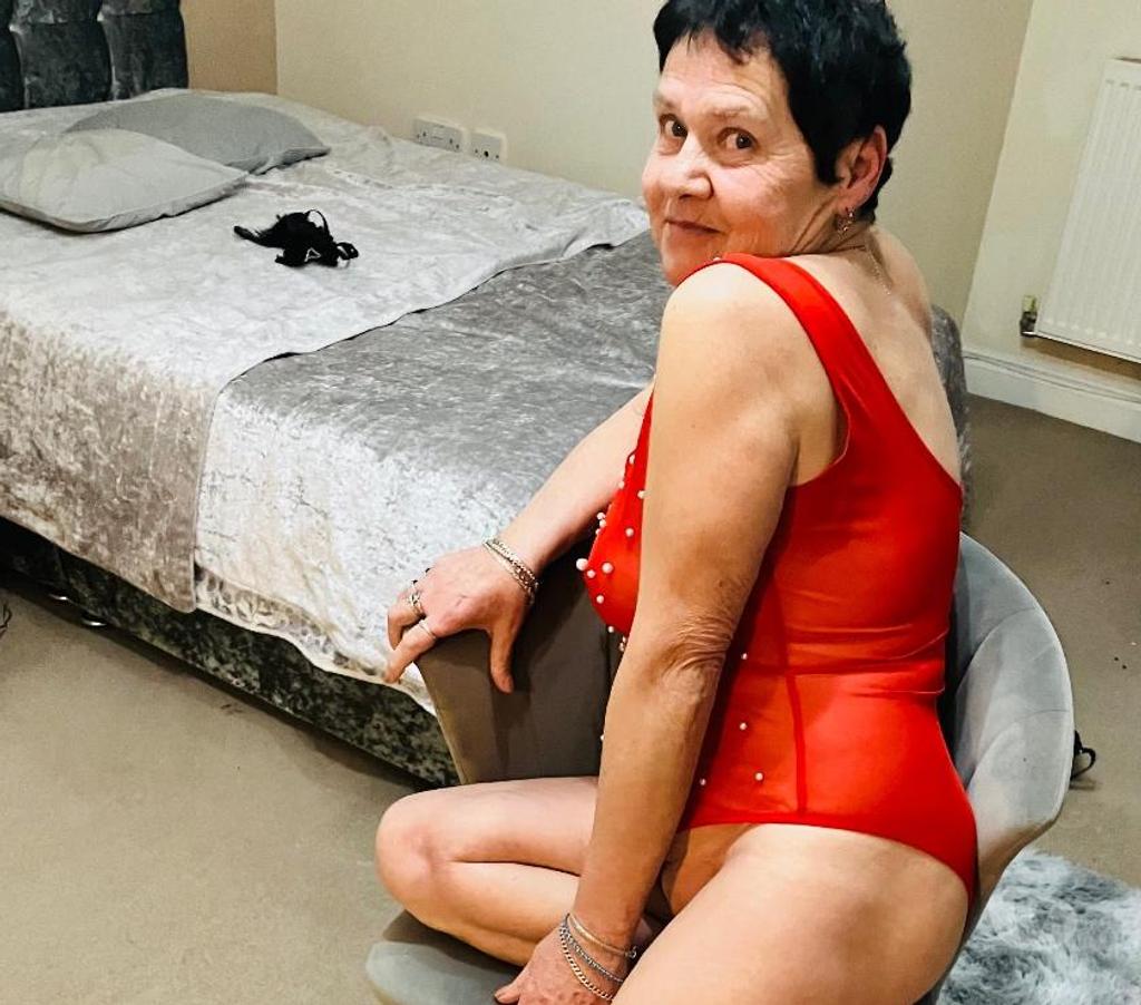 Escorts West London Hillingdon - Photos for Passionate mature lady looking for fun