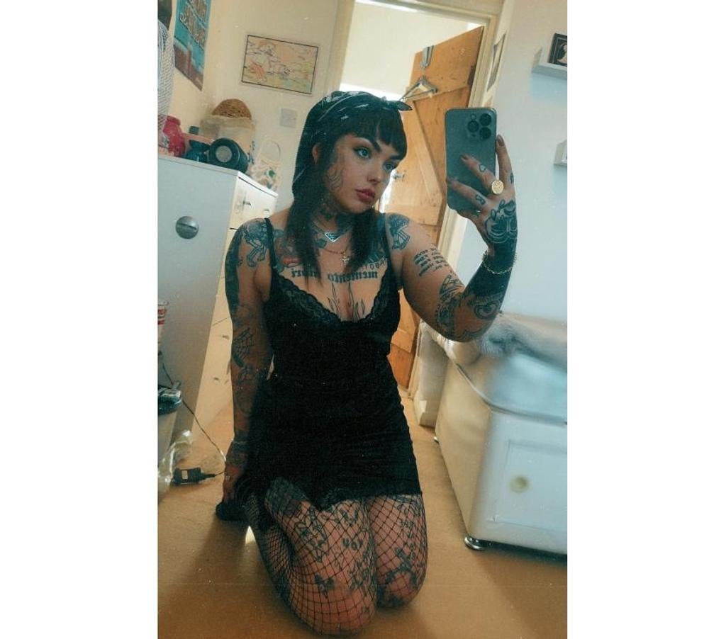 Escorts South Yorkshire Doncaster - Photos for English and heavily tattood brunette girl