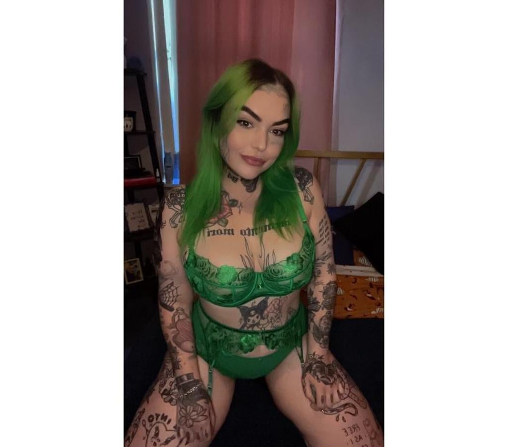 Escorts South Yorkshire Doncaster - Photos for English and heavily tattood brunette girl