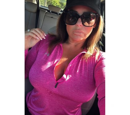 Photos for 47 yrs old British MILF 36F natural with big 🍑