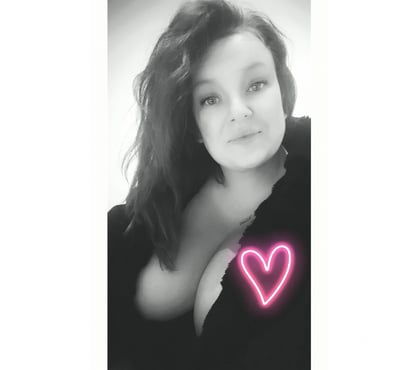 Photos for 💋 busty Bella 🎄5 mins £10🎄38H pierced nips 🍒