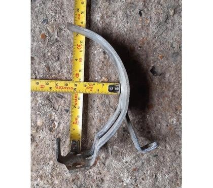garden tools Ruscombe Wokingham - Photos for Metal gutter brackets - job lot of 16