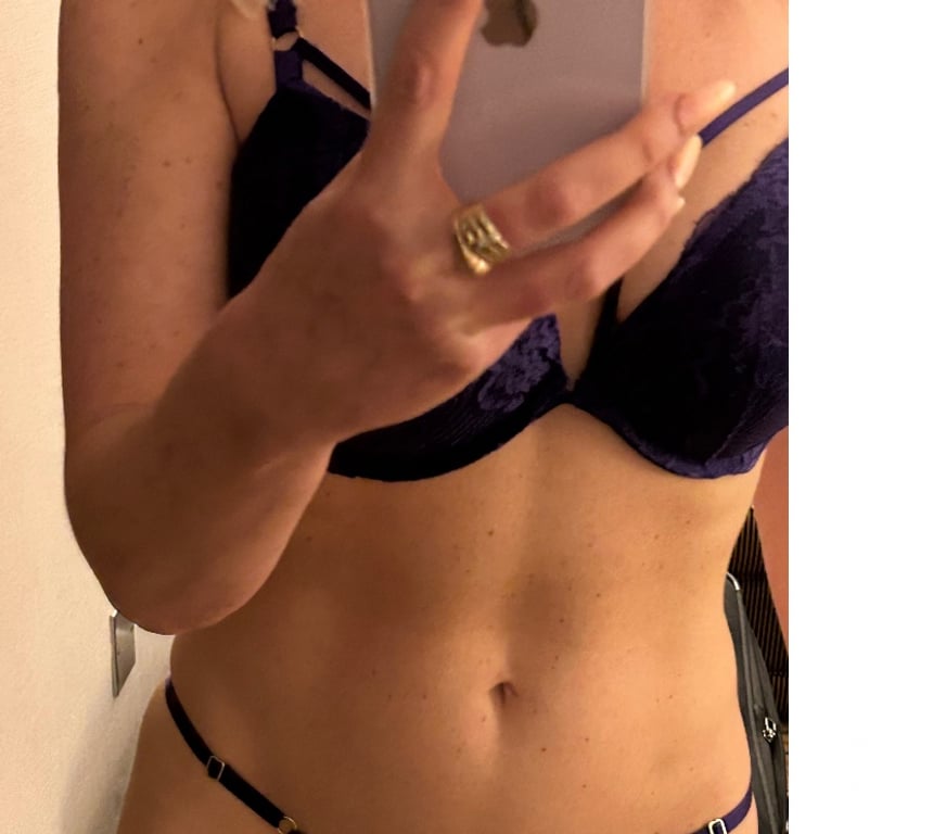 Escorts Wiltshire Swindon - Photos for Beautiful independent blonde bombshell milf