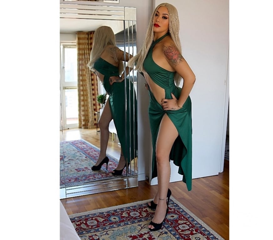 Escorts East London Canary Wharf - East London - Photos for Sarah XXL BUM in Canary Wharf