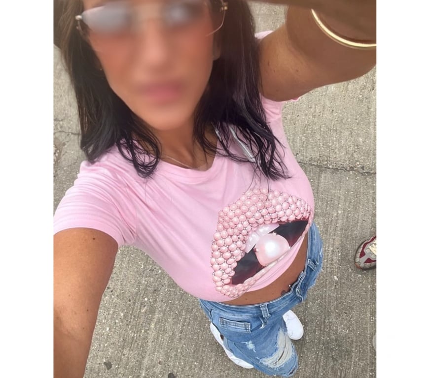 Escorts Essex Basildon - Photos for Busty & Petite MILF