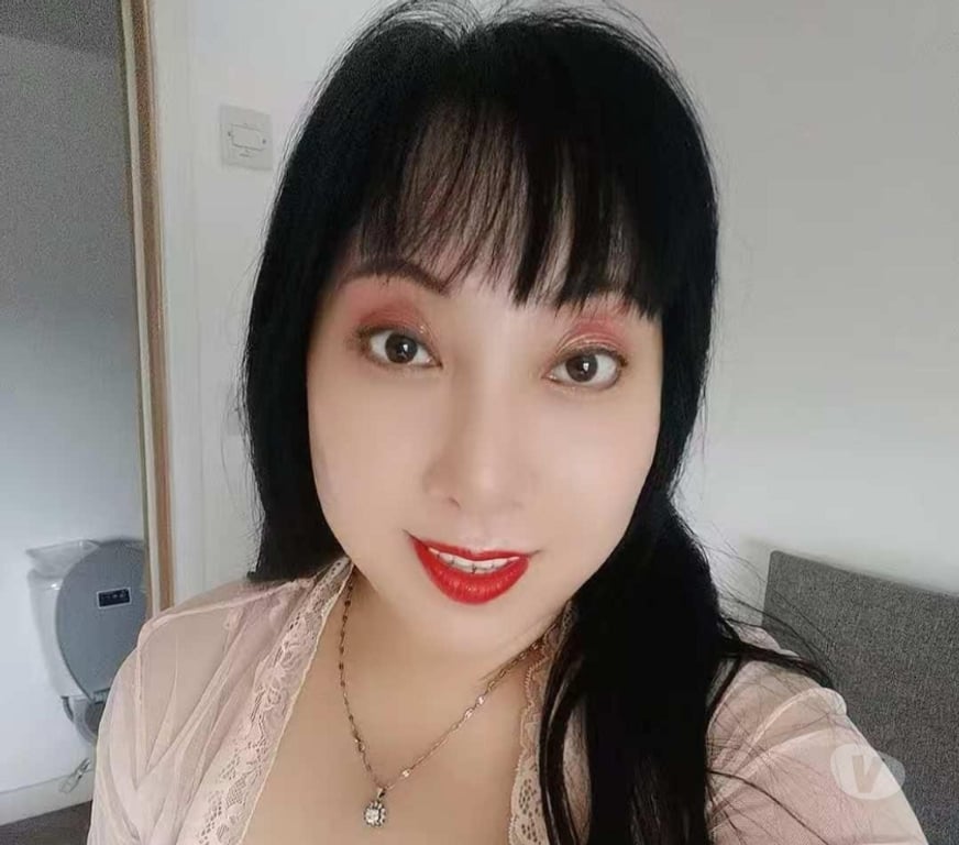 Escorts East London Ardleigh Green - East London - Photos for I am a beautiful Asian girl. A smiling and humorous senior m