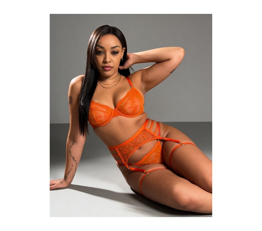 Escorts West London Hounslow - Photos for 🔥 CURVY BRUNETTE BOMBSHELL - TW3 HOUNSLOW🔥