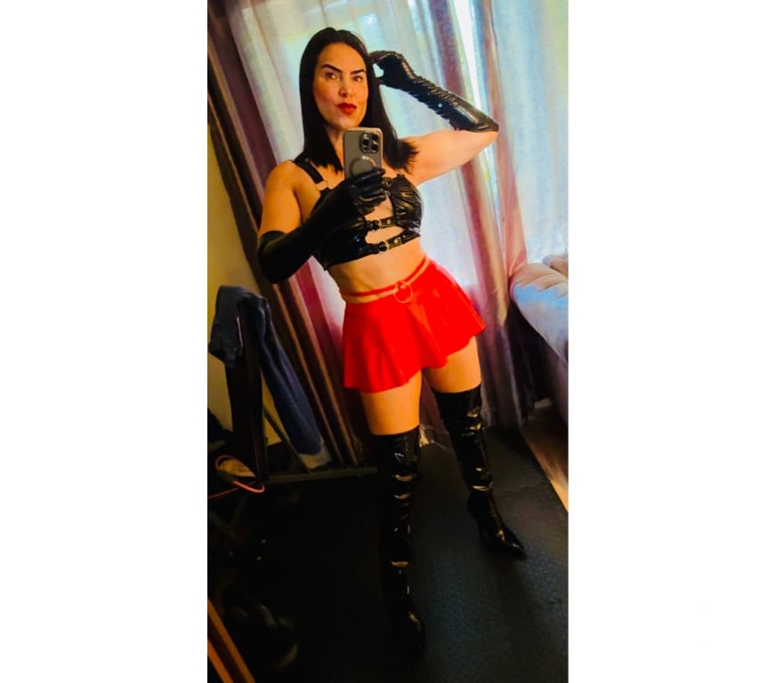 Escorts East London Highams Park - East London - Photos for MISTRESS OF MILF HANNA 