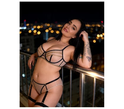 Escort Sutton Town Centre Sutton - Photos for 🔥 CURVY BOMBSHELL - SUTTON SM1🔥