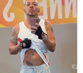 HUNG ESCORT MASSEUR