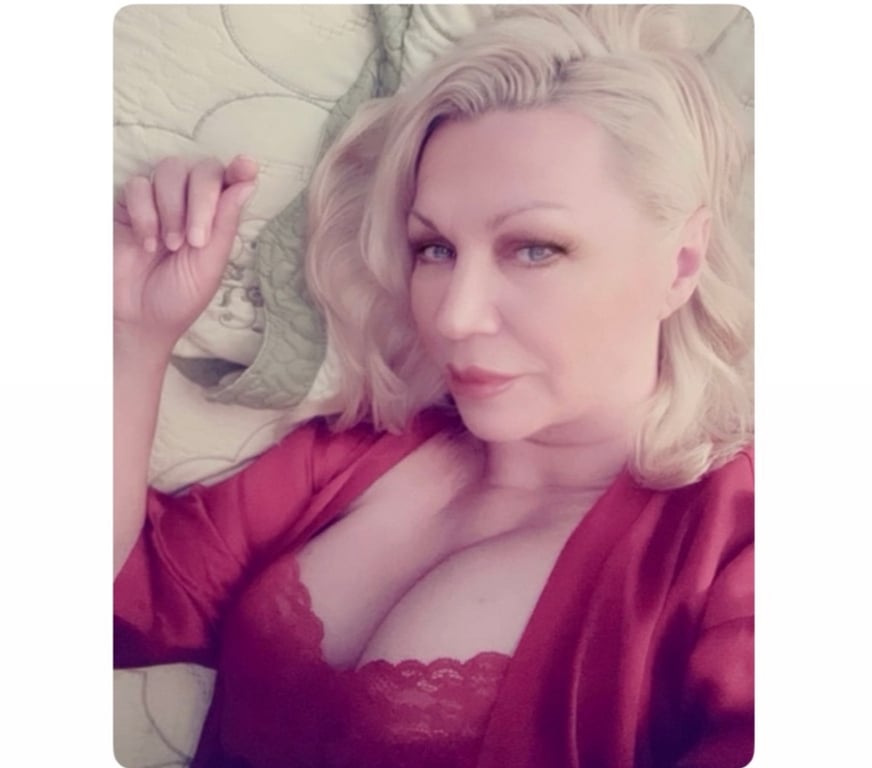 Escorts Central London Aldgate - Central London - Photos for Mature Blonde & Busty