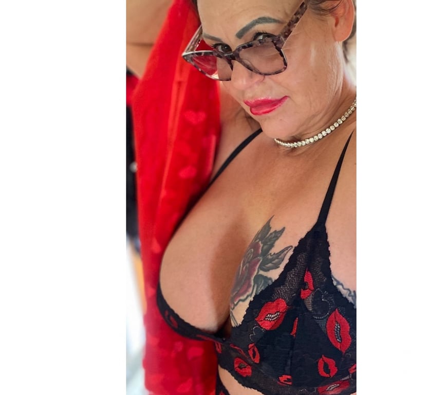 Escorts West Berkshire Farnborough - West Berkshire - Photos for British Busty Filthy Milf! One week only! Cash or card x
