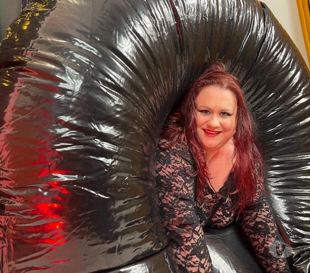 Escorts Gloucestershire South Gloucestershire - Photos for Sadie Martins - British, slutty & sensual SSBBW BBW