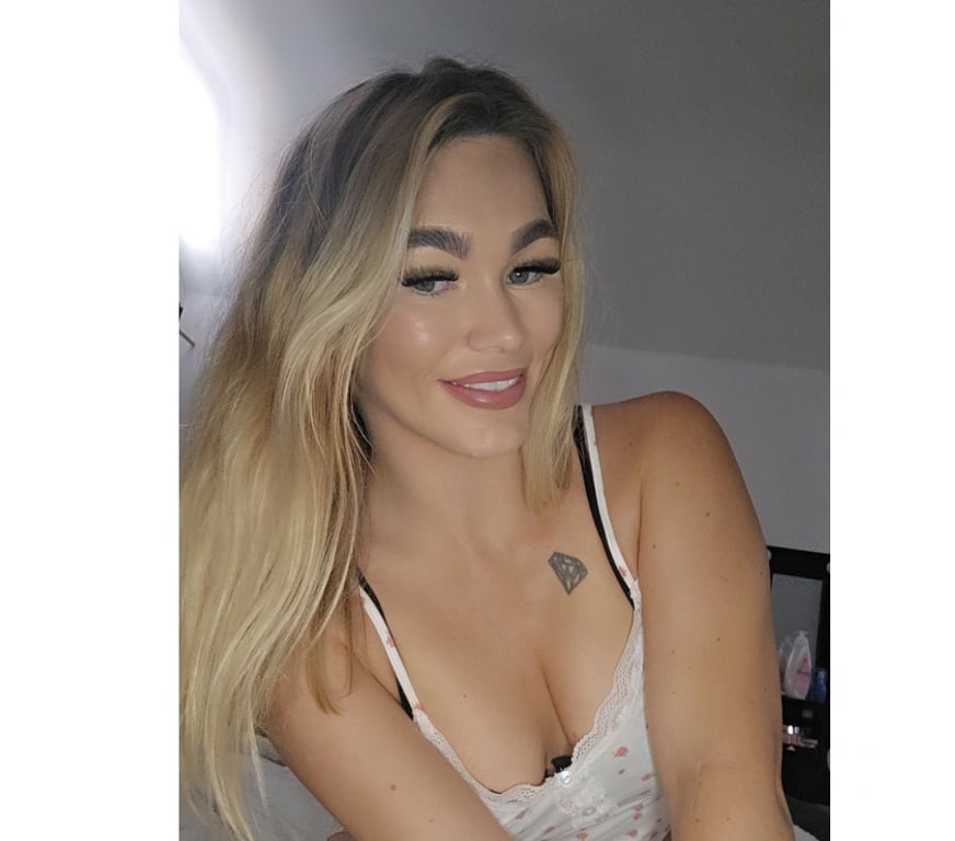 Adult Entertainment Greater Manchester Manchester - Photos for Anerican flordia girl on right now message me babe (: