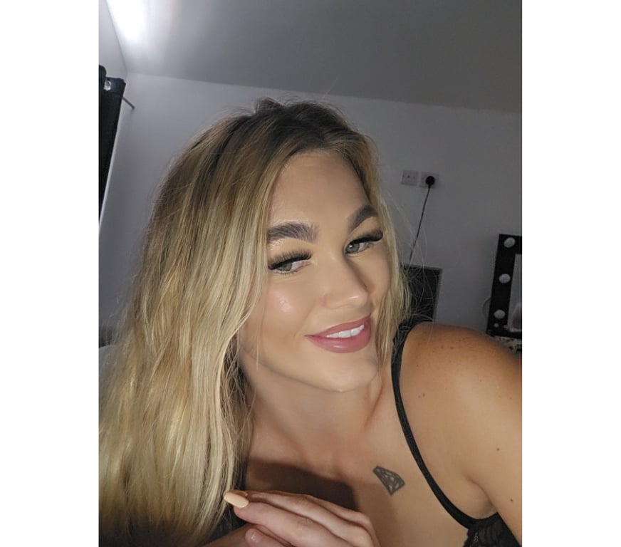 Adult Entertainment Greater Manchester Manchester - Photos for Anerican flordia girl on right now message me babe (: