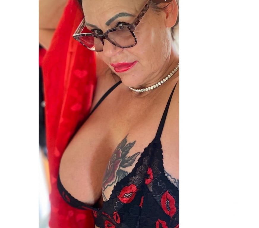 Escorts Reading Reading Town Centre - Reading - Photos for British Busty MILF Ready for you CASH OR CARD!