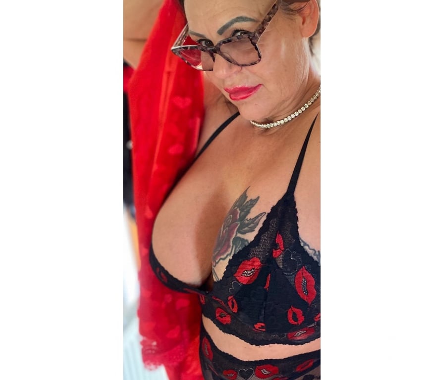 Escorts Surrey Woking - Photos for British Busty Filthy Milf 1 WK Only CARD OR CASH :)